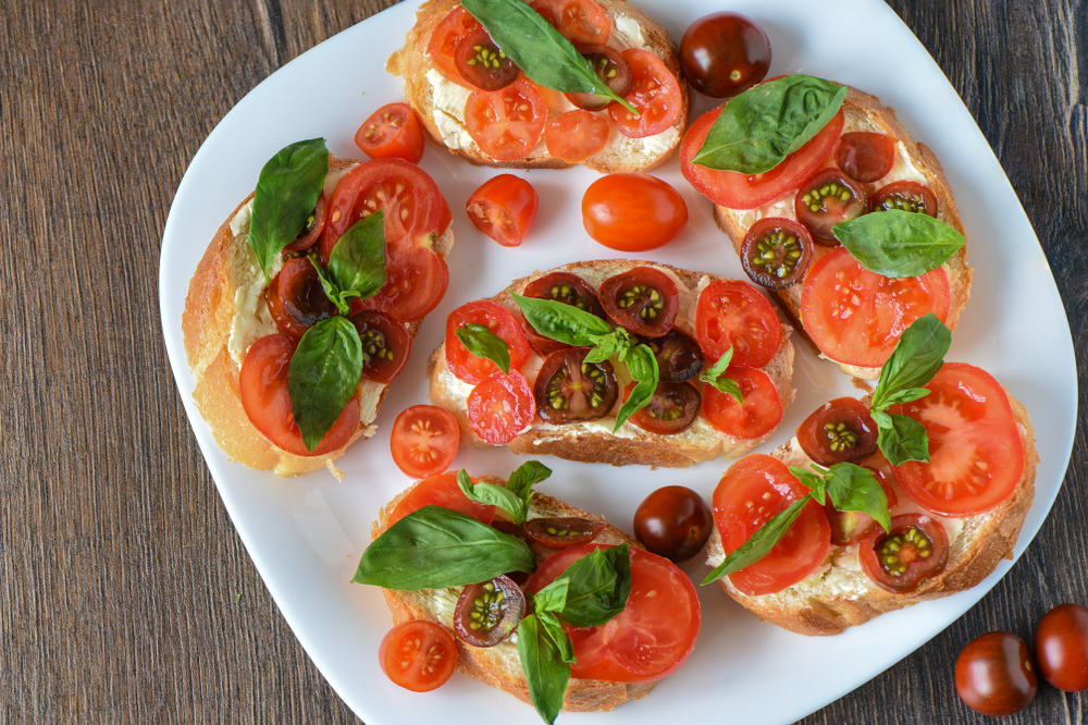 Tomatenbrot mit Salbeibutter – schnelles Essen mit Tomaten.